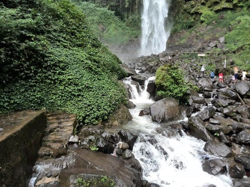 Keindahan alam yang menakjubkan di Air Terjun Grojogan Sewu, Karanganyar, Jawa Tengah.