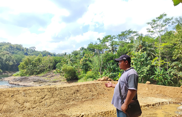 MULAI DIGARAP: Kasi Kesejahteraan, Bidang Pemberdayaan Desa Kedunglo Sumartono saat menunjukkan lokasi pembuatan embung.JIHAN ARON VAHERA/RADAR JOGJA