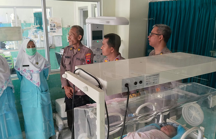 PERHATIAN : Kapolres Purworejo AKBP Eko Sunaryo saat menjenguk bayi yang dibuang di samping musala di Desa Kemiri, Gebang, Purworejo di RSUD Tjitrowardojo, Selasa (11/6).&nbsp;
