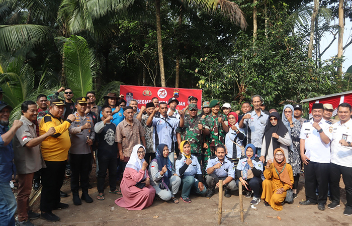 PEDULI: Kegiatan bedah rumah oleh Polres Purworejo dalam rangka menyambut Hari Bhayangkara ke-78, Rabu (12/6).Polres Purworejo untuk Radar Jogja