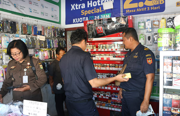 OPERASI RUTIN : Petugas gabungan menggelar operasi rokok ilegal di kios Pasar Tumenggungan Kebumen. Dalam operasi ini petugas menemukan berbahan dasar daun talas.Dokumentasi Satpol PP Kebumen