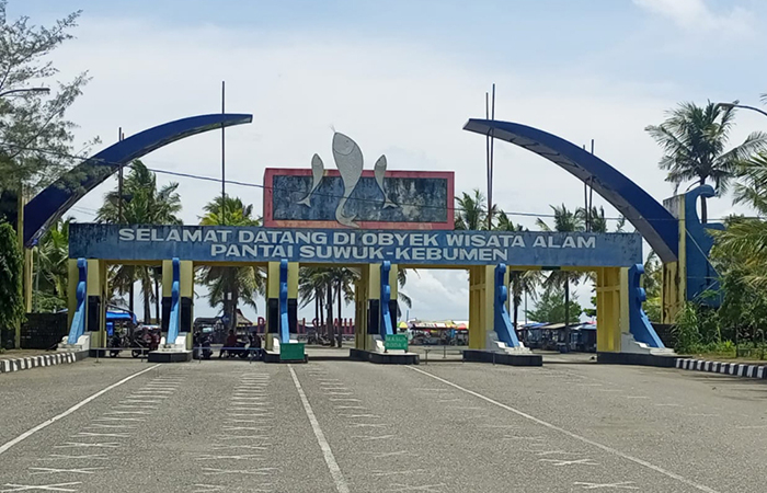 OBWIS ANDALAN: Gerbang Pantai Suwuk yang berada di Desa Tambakmulyo, Kecamatan Puring. Destinasi ini merupakan salah satu objek wisata milik Pemkab Kebumen yang ditawarkan ke swasta.