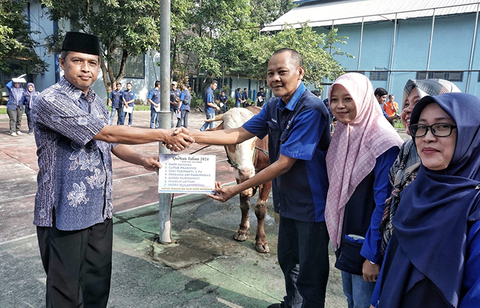 SIMBOLIS: Kabag Umum dan Administrasi PDAM Tirta Gemilang saat menyerahkan hewan kurban kepada Plt Kabag Kesra Setda Kabupaten Magelang, (13/6).Dok: Prokompim Setda Kabupaten Magelang