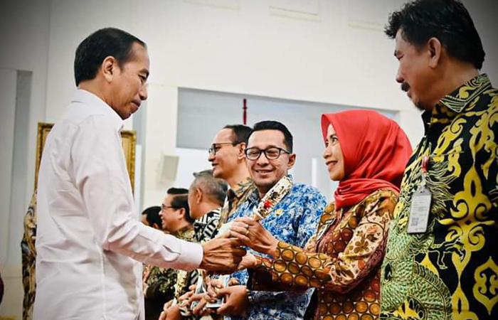 CAPAIAN PRESTASI : Wakil Bupati (Wabup) Kebumen Ristawati Purwaningsih menerima penghargaan dari Presiden Joko Widodo.Dokumentasi Prokopim Pemkab Kebumen