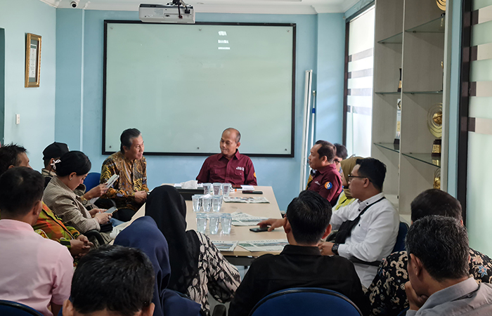 BERBINCANG: Ketua DPRD Kota Magelang bersama rombongan disambut hangat oleh perwakilan dari Radar Bali, Jumat (14/6).NAILA NIHAYAH/RADAR JOGJA