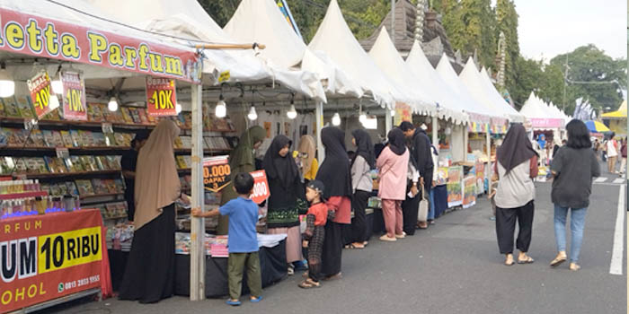 RAMAI: Masyarakat tampak antusias berkunjung ke Purworejo Fair 2024.