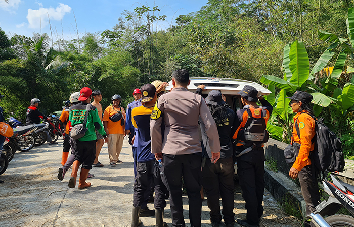 EVAKUASI: Setelah dinyatakan hanyut di Sungai Progo, bocah berusia 9 tahun itu akhirnya ditemukan dalam kondisi meninggal dunia.NAILA NIHAYAH/RADAR JOGJA