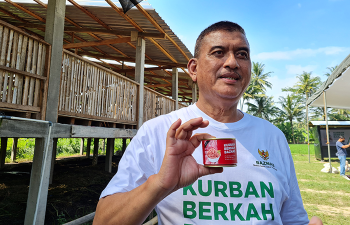 PRAKTIS: Pimpinan Baznas RI Bidang SDM, Keuangan, dan Umum saat menunjukkan produk daging kurban kemasan kaleng yang akan disalurkan kepada warga Palestina dan di daerah 3T di Indonesia.