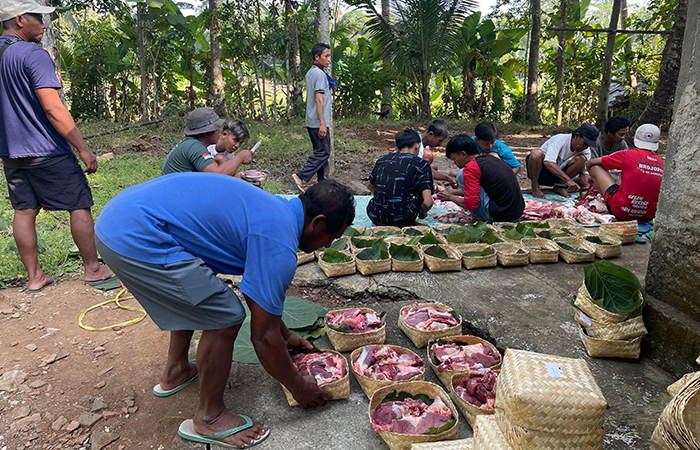 PATUT DICONTOH: Warga Kelurahan Cangkrep Lor RT 04/RW 06 Purworejo saat membagi hewan kurban ke besek yang sudah disediakan, Senin (17/6).JIHAN ARON VAHERA/RADAR JOGJA  
