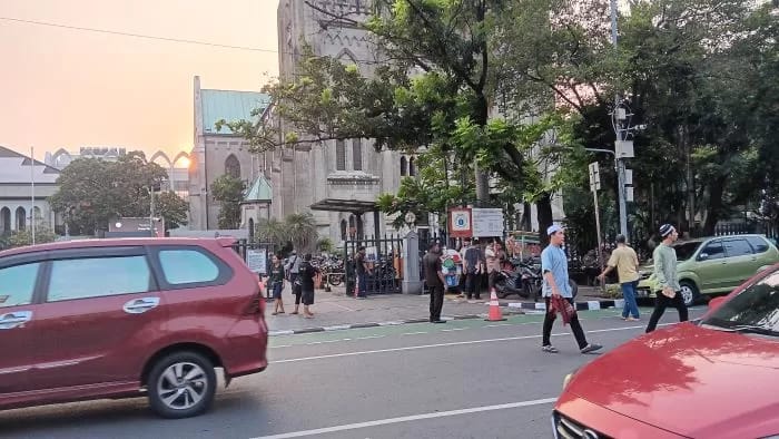 Indahnya toleransi, yang mana gereja katedral Jakarta turut membantu dan berpartisipasi dalam membuka ruang untuk masyarakat umat muslim yang sedang melaksanakan sholat idul adha .