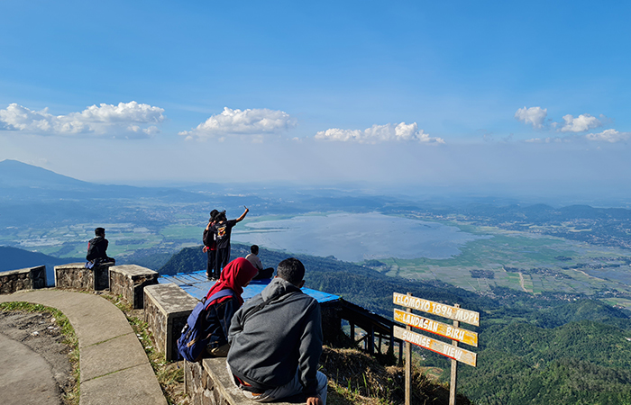 HAMPARAN ALAM: Pemandangan yang menyegarkan mata membuat siapapun betah berlama-lama di Gunung Telomoyo.NAILA NIHAYAH/RADAR JOGJA