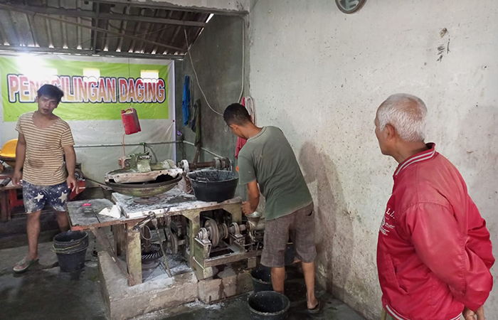 SERBA-SERBI KURBAN : Masyarakat ramai datang ke tempat penggilingan daging di kios Pasar Pagi Kebumen. Mereka datang membawa daging kurban untuk dijadikan bahan bakso. M Hafied/Radar Jogja