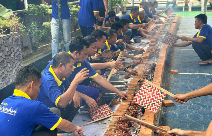 KEBERSAMAAN: Warga binaan di Rutan Purworejo saat membakar satai bersama usai prosesi penyembelihan hewan kurban pada Senin (17/6).