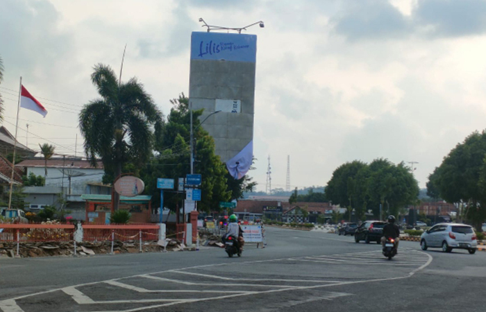RUSAK TOTAL : Baliho yang memajang gambar Bacawabup Lilis Nuryani di seberang Alun-Alun Kebumen terlihat rusak. Pemasangan baliho tersebut diketahui belum ada satu bulan. (M Hafied/Radar Jogja)