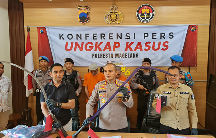 MERESAHKAN: Kapolresta Magelang menunjukkan barang bukti berupa corbek sepanjang dua meter milik geng Bajak Laut.NAILA NIHAYAH/RADAR JOGJA
