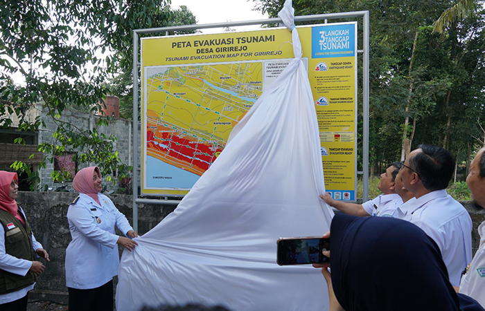 MITIGASI: Bupati Purworejo saat me-launcing peta evakuasi tsunami Desa Girirejo pada acara Sekolah Lapang Gempa dan Tsunami di Purworejo, (19/6).Pemkab Purworejo untuk Radar Jogja