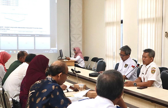 Kegiatan pertemuan rutin triwulan kedua TPID Purworejo pada Rabu (19/6). Fokuskan evaluasi dan langkah-langkah strategis untuk mengatasi inflasi di Purworejo.Pemkab Purworejo untuk Radar Jogja