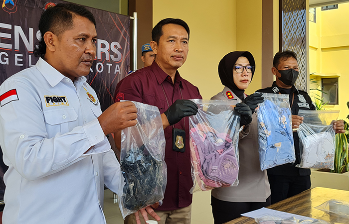 TUNJUKKAN BUKTI: Kapolres Magelang Kota bersama jajarannya saat menunjukkan barang bukti yang digunakan pelaku untuk membuang bayinya.NAILA NIHAYAH/RADAR JOGJA