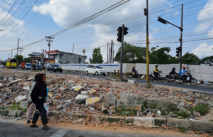 DIRATAKAN: Sejumlah bangunan di Jalan Urip Sumoharjo sudah diratakan karena terdampak proyek pembangunan flyover dan semi underpass di Simpang Canguk.NAILA NIHAYAH/RADAR JOGJA