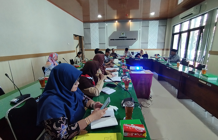 Rapat dengar pendapat Komisi IV bersama Dindikbud Purworejo dan salah satu kepala SMP di Kecamatan Butuh pada Jumat (21/6).JIHAN ARON VAHERA/RADAR JOGJA