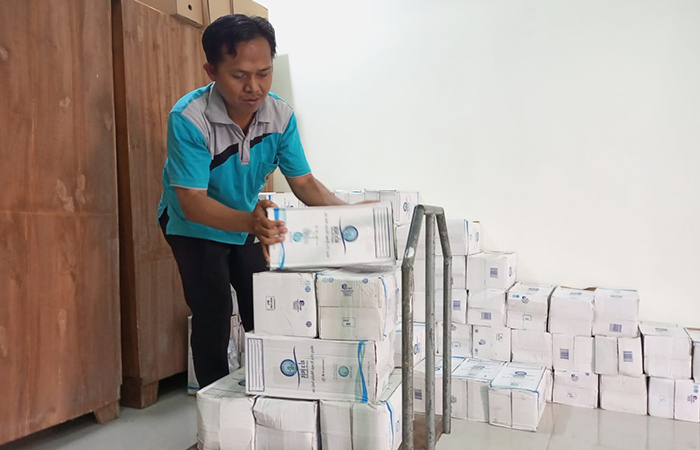 Oleh-oleh Haji : Kantor Kemenag Kebumen membagikan air zamzam yang dikirim langsung dari Makkah. Air khas haji tersebut datang lebih awal sebelum kepulangan jemaah haji ke tanah air.
