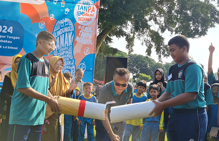 SIMBOLIS: Wali Kota Magelang saat mematahkan batang rokok sebagai komitmen pemkot dalam mendukung generasi muda yang sehat dan bebas asap rokok.
