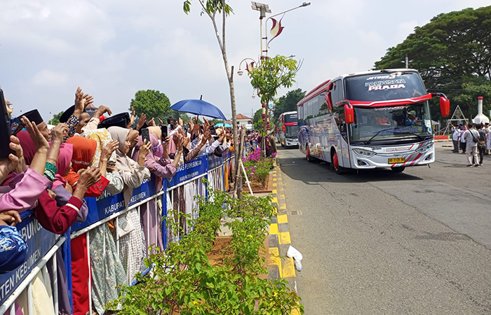 Prosesi keberangkatan jemaah haji asal Kebumen sebelum terbang ke tanah suci, Makkah. (M Hafied/Radar Jogja)