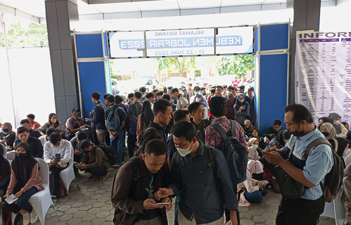 CARI LOKER : Pemkab Kebumen rutin mempertemukan para pencari kerja dan pemberi kerja yang dikemas dalam kegiatan job fair di Aula Setda Kebumen, Jalan Merdeka Nomor 2 Kebumen.(M Hafied/Radar Jogja)
