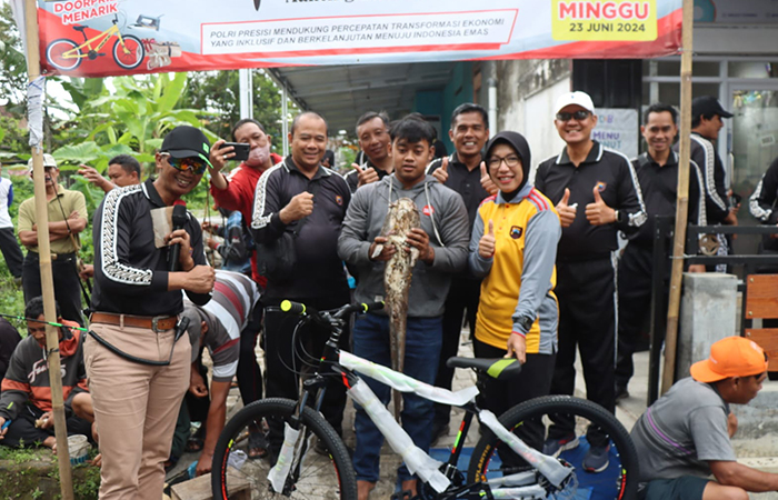 SEMARAK: Kapolres Magelang Kota AKBP Herlina saat memberikan hadiah kepada peserta yang berhasil mendapat lele terbesar.Dok: Humas Polres Magelang Kota