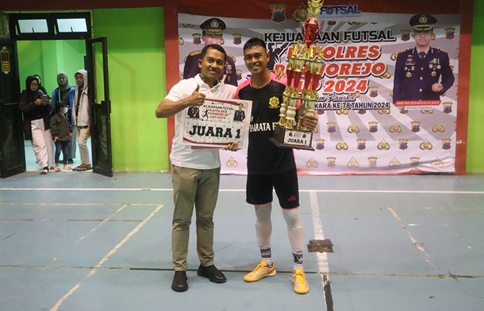 PRESTASI: Penyerahan hadiah kepada para pemenang di Turnamen Futsal Kapolres Purworejo Cup 2024 untuk peringati Hari Bhayangkara ke-78, Sabtu (23/6).Polres Purworejo untuk Radar Jogja