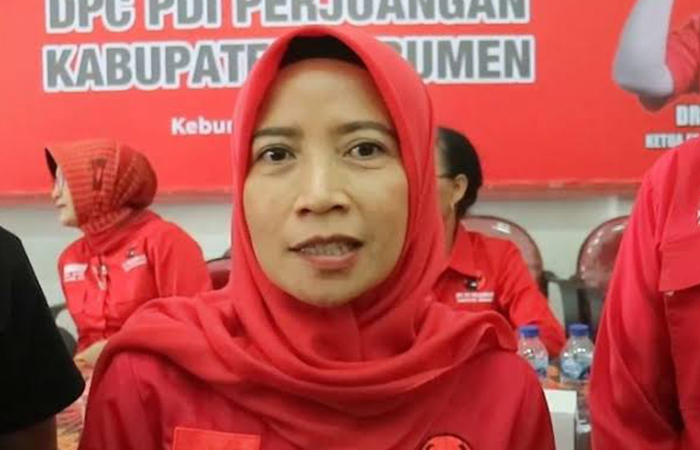 TUNGGU REKOMENDASI : Wakil Bupati Kebumen yang juga kader PDIP Ristawati Purwaningsih optimis akan kembali berpasangan dengan bupati petahana di Pilbup Kebumen 2024.(M Hafied/Radar Jogja)
