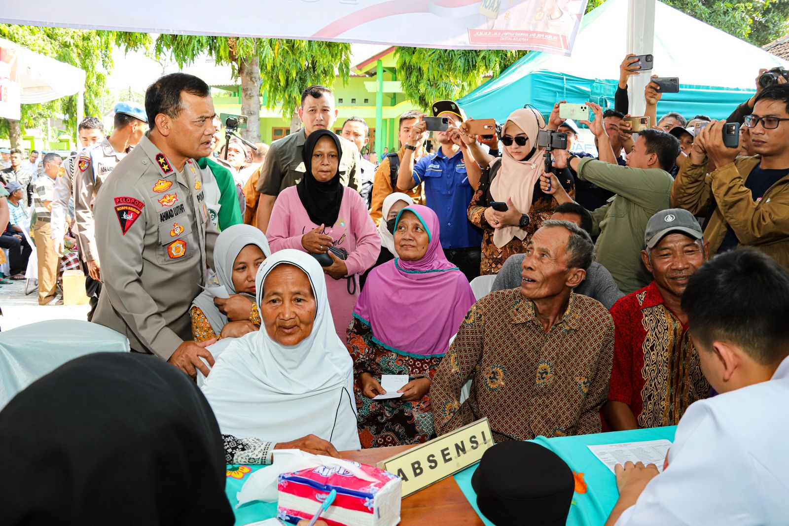 Polres Pati dengan masyarakat Sukolilo. (Tribata News)
