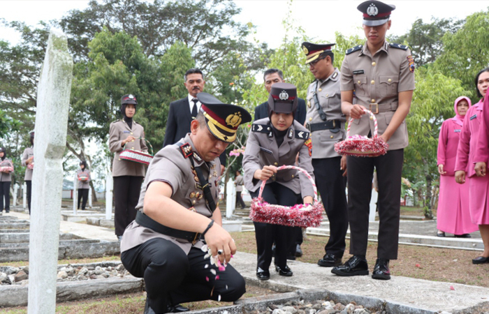 KHIDMAT : Kapolres Kebumen AKBP Recky memimpin ziarah ke Taman Makam Pahlawan (TMP) Bumi Wira Bhakti dalam rangka menyambut Hari Bhayangkara ke-78.(Dokumentasi Humas Polres Kebumen)