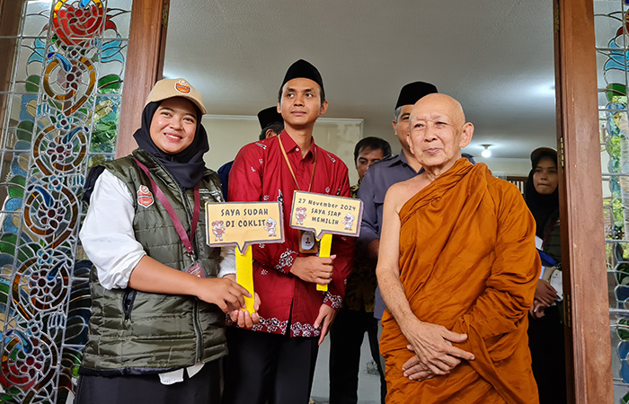 AKRAB: Kepala Vihara Mendut Bante Sri Pannavaro Mahathera saat menerima kedarangan ketua Bawaslu dan komisioner KPU Kabupaten Magelang saat pencocokan dan penelitian (coklit), (24/6).&nbsp;