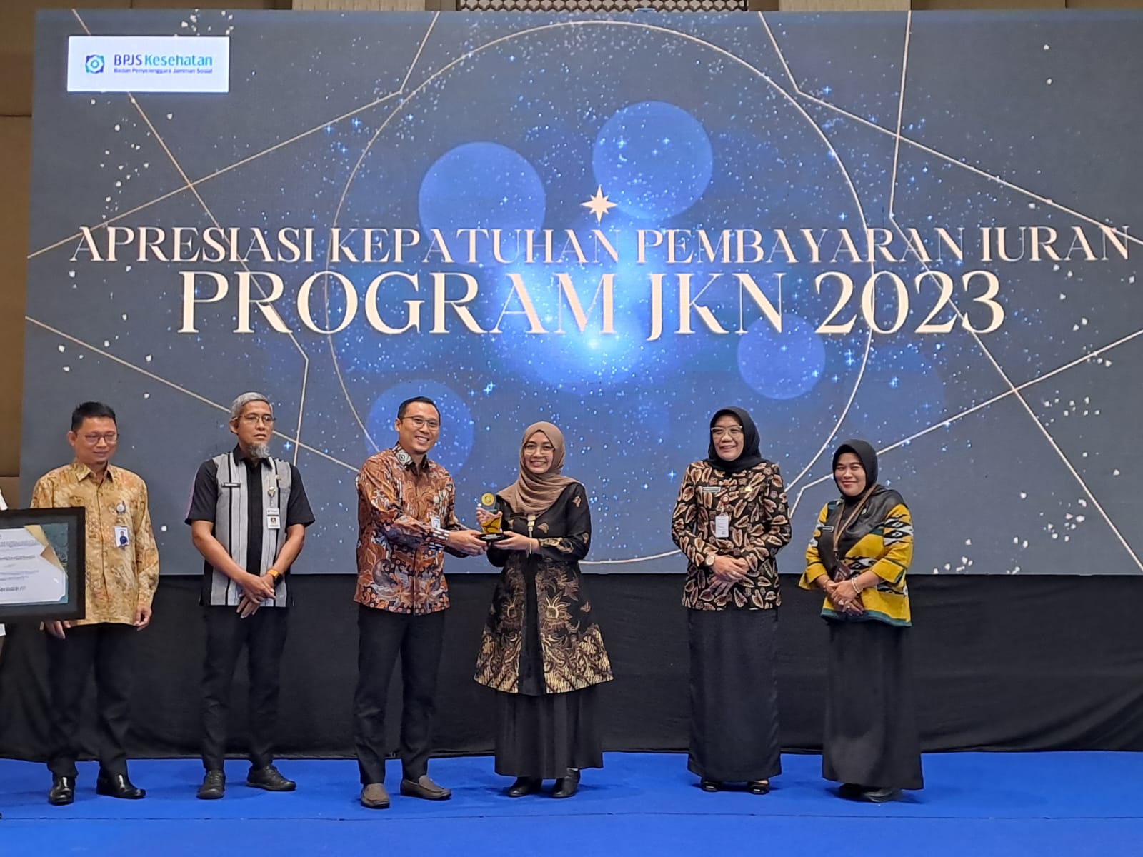 PRESTASI: Kepala Dinkes Kota Magelang Istikomah saat menerima penghargaan atas kontribusi penyelenggaraan JKN, Selasa (25/6). (Dok: Prokompim Kota Magelang)