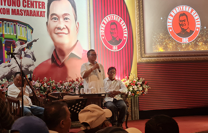 PAPARAN: Bakal calon wali Kota Magelang Joko Budiyono mengadakan kegiatan politis guna menyongsong Pilkada 2024 di Rumah Makan Omah Mami, Kota Magelang, Rabu malam (26/6).NAILA NIHAYAH/RADAR JOGJA