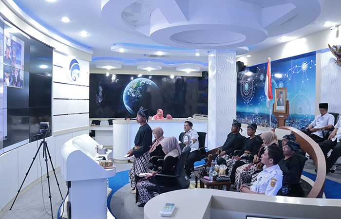 Posyantekdes Ngudi Mulyo Desa Patutrejo, Grabag, Purworejo saat mengikuti lomba TTG tingkat nasional melalui zoom meeting di ruang Command Center Dinkominfostasandi Purworejo, Rabu (26/6).