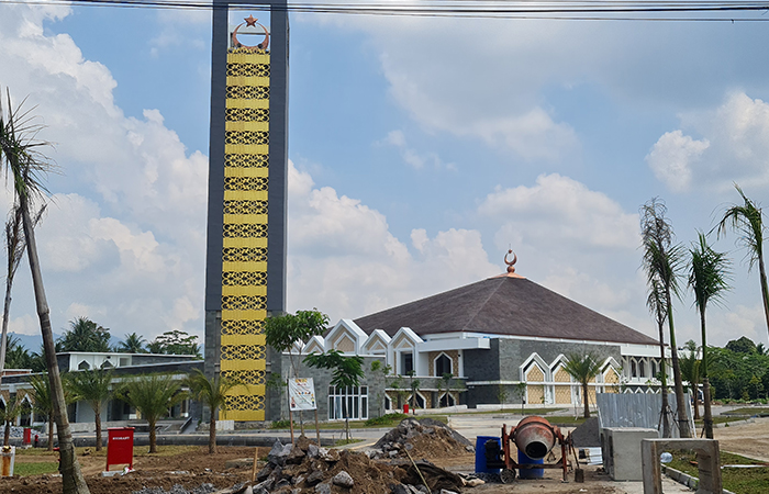 BERDIRI MEGAH: Bangunan Masjid Agung Jawa Tengah (MAJT) di Sawitan, Mungkid, Magelang sudah selesai. Tinggal menyelesaikan penataan kawasan.NAILA NIHAYAH/RADAR JOGJA