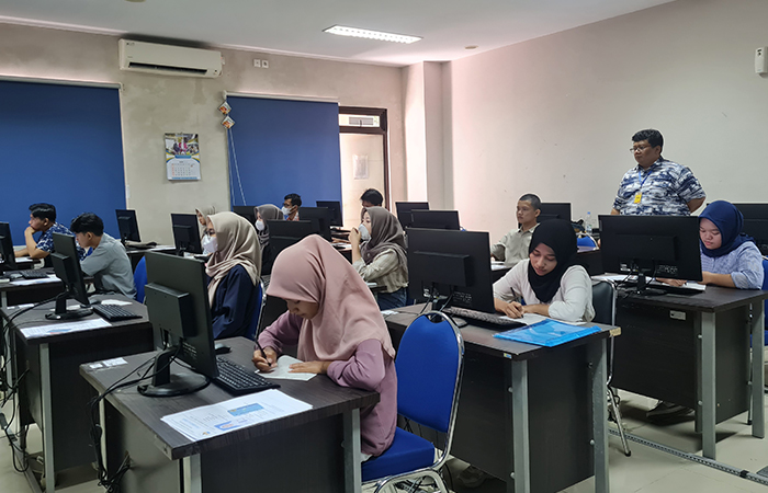 FOKUS: Para peserta SMUT Untidar mengikuti tes di masing-masing ruang yang telah disediakan, Kamis (27/6).NAILA NIHAYAH/RADAR JOGJA