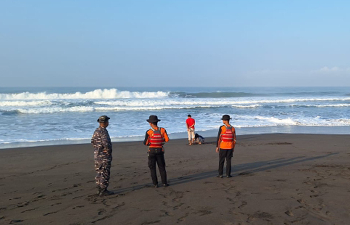 CEK KEADAAN : Tim SAR gabungan melakukan pemantauan darat dari pinggir pantai dalam insiden kebocoran KM Berkah 02 hingga mengancam nyawa tiga ABK. (Dokumentasi Basarnas Cilacap)