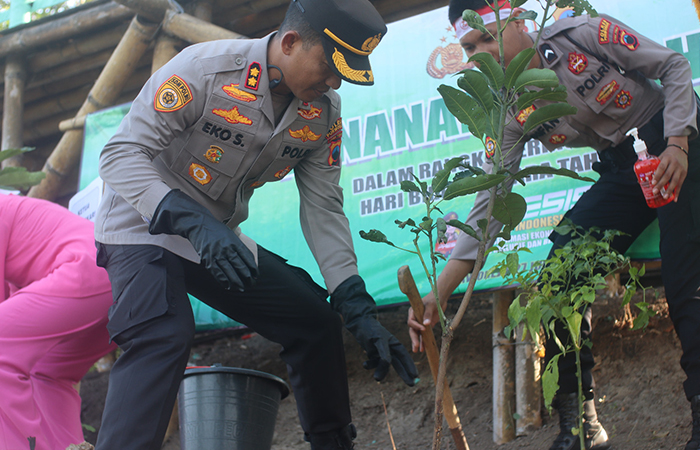 Penanaman bibit pohon dan penyebaran benih ikan nila oleh Polres Purworejo sebagai wujud kepedulian terhadap perubahan iklim dan ketahanan pangan, Kamis (27/6).Polres Purworejo untuk Radar Jogja