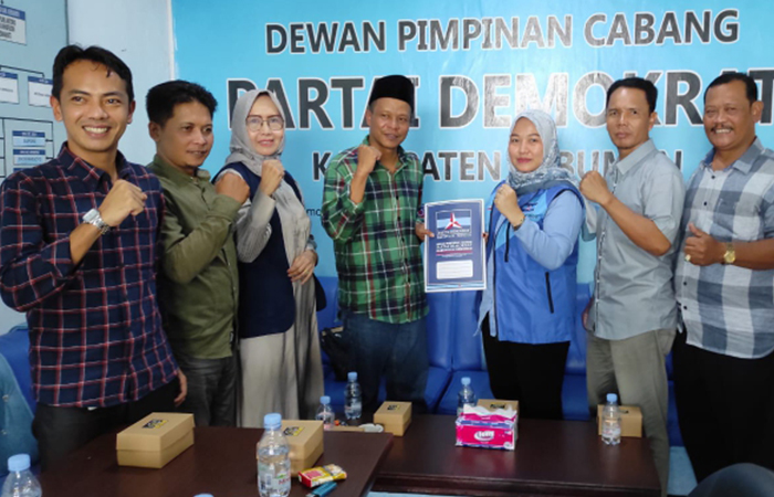 KANDIDAT : Ketua DPC PKB Kebumen Zaeni Miftah (kemeja hijau) didampingi pengurus partai mengembalikan formulir pendaftaran sebagai bacawabup di Kantor DPC Partai Demokrat. (M Hafied/Radar Jogja)