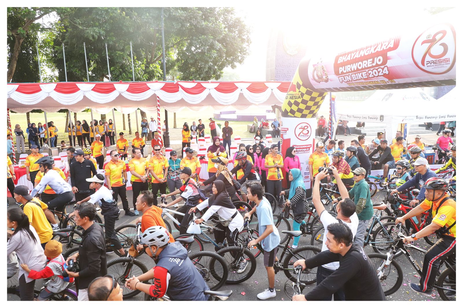 MERIAH: Polres Purworejo menggelar kegiatan fun bike untuk memperingati HUT Bhayangkara ke-78, kemarin (30/6).&nbsp;(Pemkab Purworejo untuk Radar Jogja)