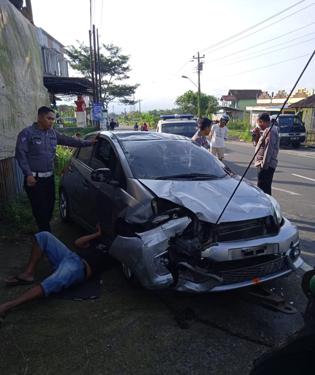 EVAKUASI: Mobil yang dikendarai warga Sleman menabrak tembok di Jalan Raya Bandongan, tampak remuk. (Dok: Beny untuk Radar Jogja)