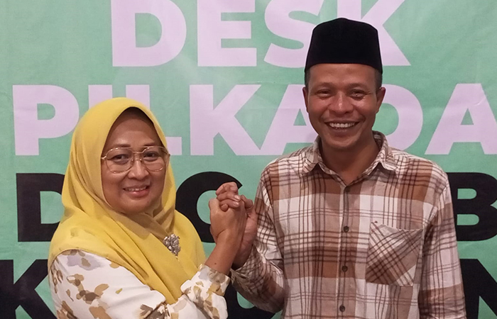 KOMPAK : Bacabup Lilis Nuryani dan Bacawabup Zaeni Miftah berjabat tangan sebagai tanda bakal berpasangan di Pilbup Kebumen 2024. (M Hafied/Radar Jogja)