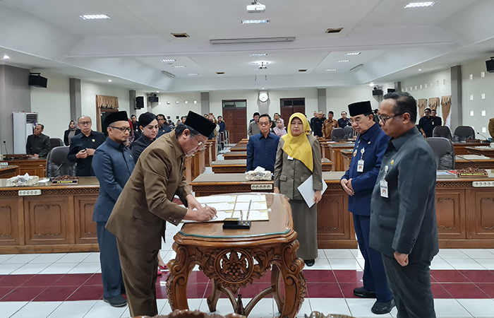 SIMBOLIS: Ketua DPRD Kota Magelang bersama wali Kota Magelang saat menandatangani hasil pembahasan badan anggaran atas Raperda Kota Magelang tentang laporan pertanggungjawaban pelaksanaan APBD TA 2023