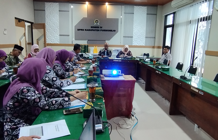 CARI SOLUSI: Rapat dengar pendapat Komisi IV DPRD Purworejo bersama Dindikbud Purworejo terkait PPDB Tahun Ajaran baru 2024/2025, (4/7).JIHAN ARON VAHERA/RADAR JOGJA