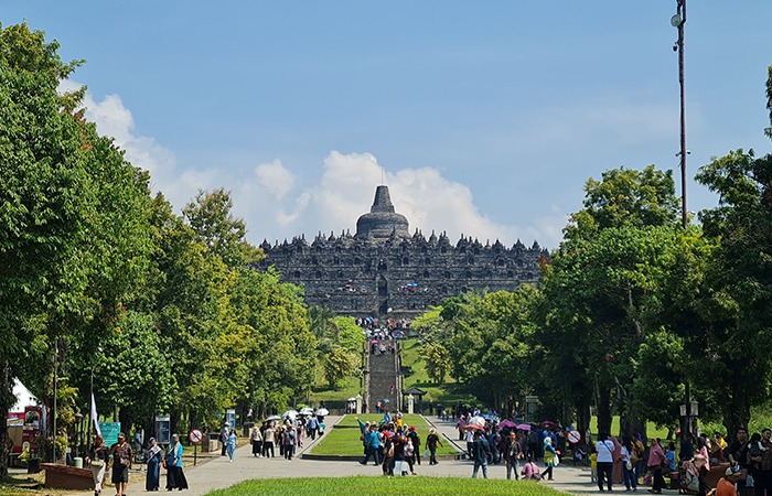 RAMAI: Pengunjung memadati kompleks Candi Borobudur. Meskipun Taman Wisata Candi (TWC) unit Borobudur tengah berbenah, tidak menyurutkan keinginan pengunjung untuk datang.