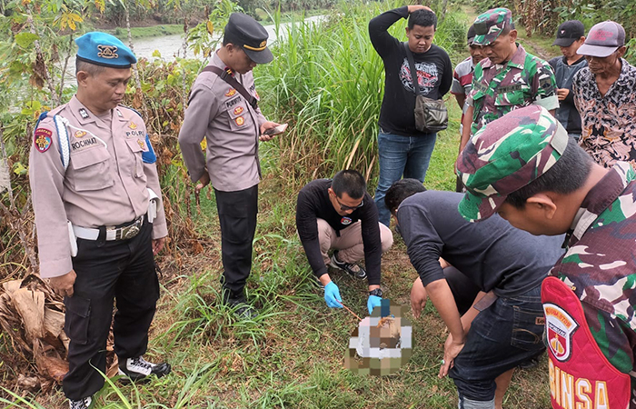 OLAH TKP : Polisi melakukan olah tempat kejadian perkara atas penemuan tengkorak manusia di Sungai Patukrejomulyo. Dokumentasi Polres Kebumen