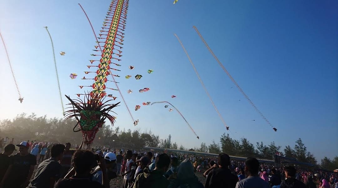 Layang-layang nan indah beterbangan pada festival layang-layang di Pantai Ketawang, Kecamatan Grabag, Purworejo beberapa waktu lalu. (ISTIMEWA)